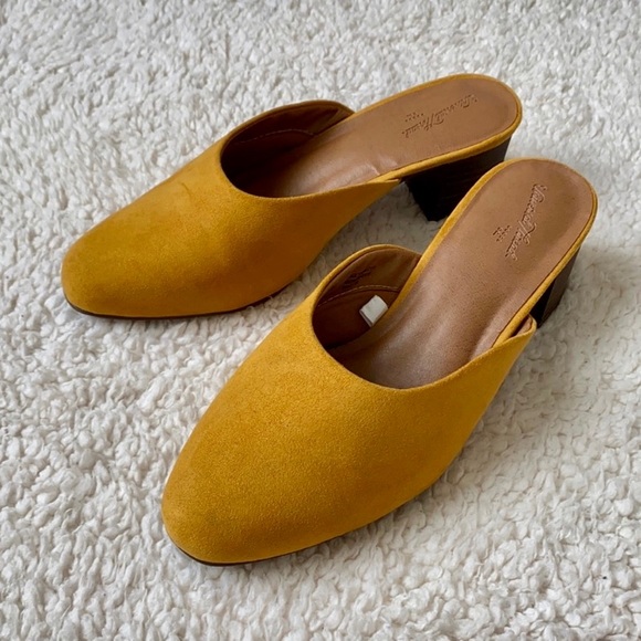 *NWOT* Universal Thread Mustard Yellow Mule Sandals - Picture 2 of 12